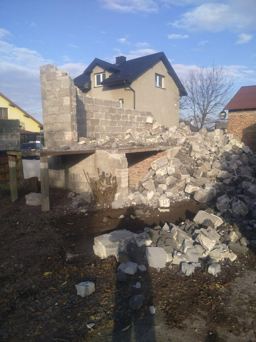 Rozbiórka budynku koparką